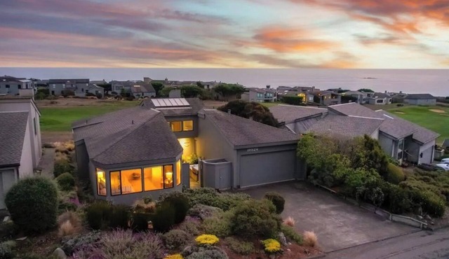 Pacific Flyaway! Ocean View, Fireplace, Golf Course, Walk to Beach