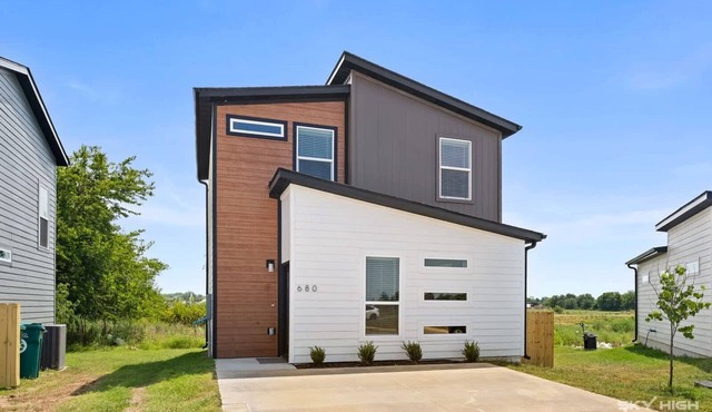 Pacific Palace-2bed/2.5bath Home in Centerton