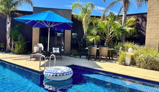 Pacific Paradise: 3 BR, 1.5 BA House in Torquay, Sleeps 7