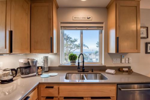 Pacific Peeks 2 - Oceanview Pet Friendly Retreat with EV Charging fee