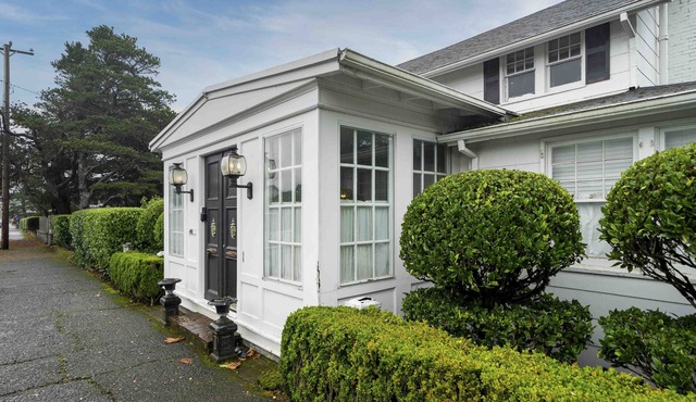 Pacific Way Villa in Gearhart has beautiful interiors and a convenient location!