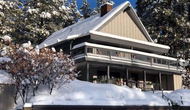 PACK YOUR BAGS & LET THE ADVENTURES BEGIN! SLEEPS 6, HOT TUB, & PET FRIENDLY