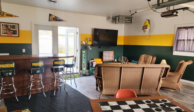 Packer themed, renovated 3 bedroom, 2 1/2 bath home- Lambeau Field 16 min walk.