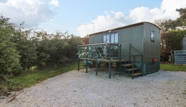 PACKHORSE SHEPHERD’S HUT, pet friendly, with a garden in Wirksworth