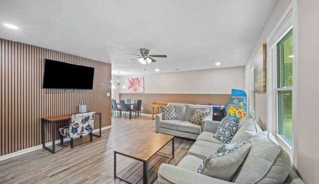 ★ PacMan Arcade, Fire Pit, Volleyball, Foosball★
