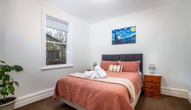 Paddington Villa 3 Close to town, Neat & Practical