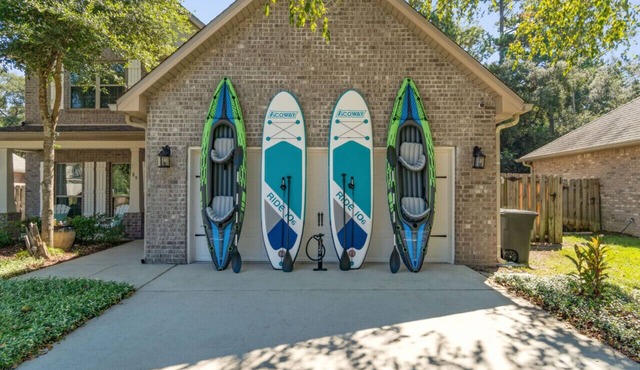 Paddle Boards, Beach Gear, Backyard Bar & lawn games!