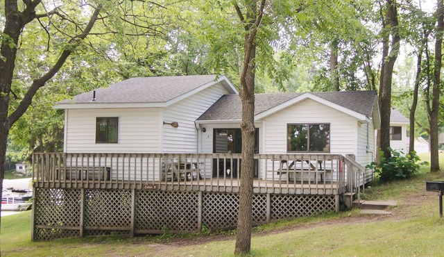 Paddle Inn, 3BR lakefront cabin on the Horseshoe Chain of Lakes in Richmond, MN