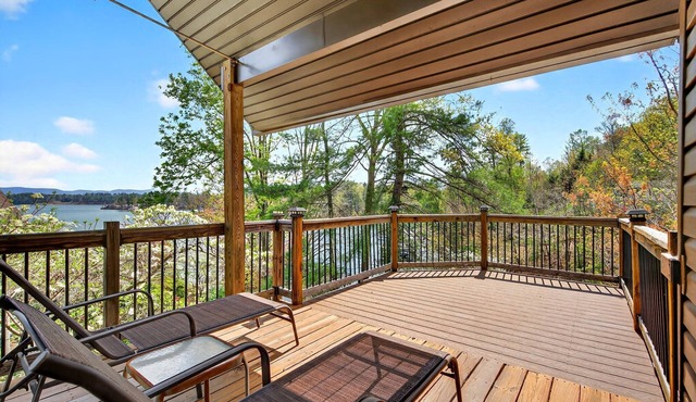 Paddle On Inn, a spacious lakefront retreat!