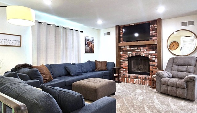 Paddleboards, Air Hockey, Grill, Fire Pit, W/D, Brkfst, Sleeps 14