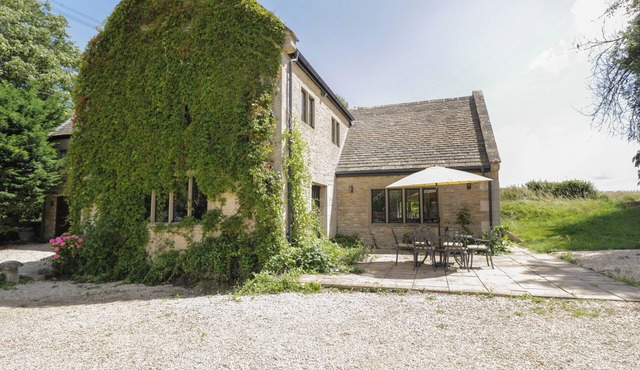 PADDOCK BARN, pet friendly, with a garden in Castle Combe