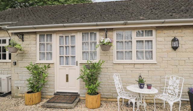 PADDOCK COTTAGE, pet friendly, with a garden in Crudwell