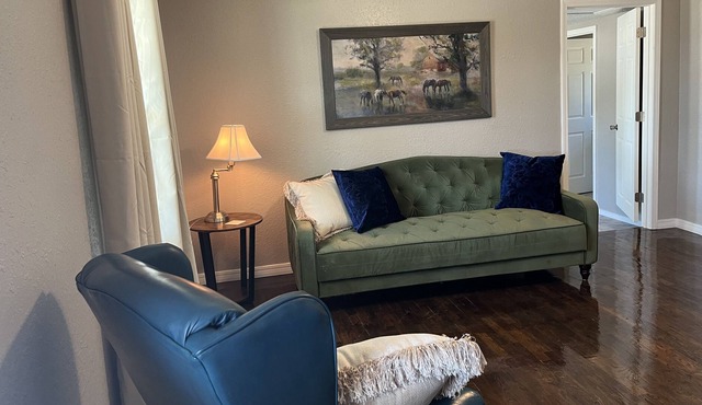 Paden - 3-bedrm, 1 king, sleeps 6. Parking galore.