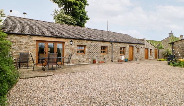 PADLEY BARN, family friendly, character holiday cottage in Hurst