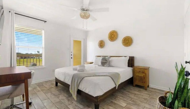 Padre Island Escape Pets OK 5 min to the beach! 2.4 m to whitecap beach!nn