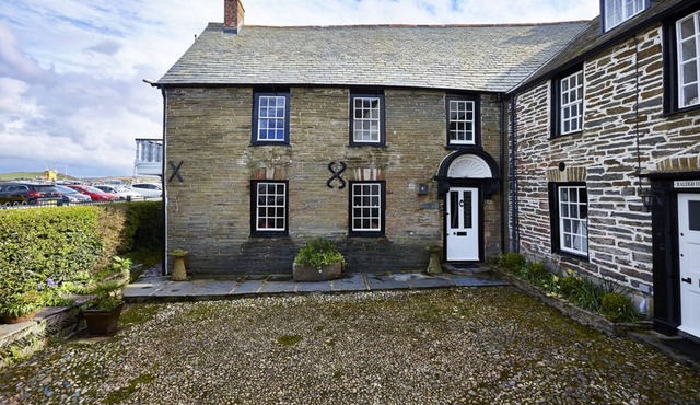 Padstow House - Five Bedroom Villa, Sleeps 10