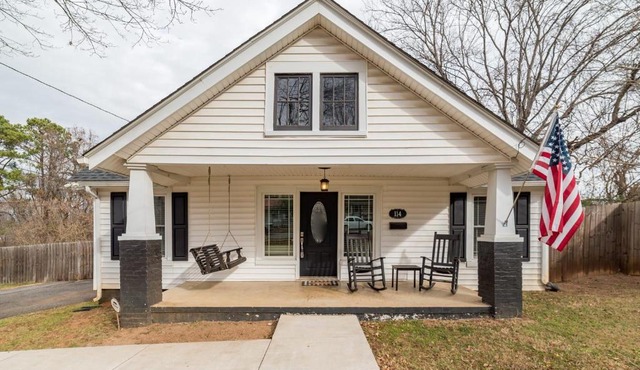Page's Farmhouse- Walking distance to Downtown