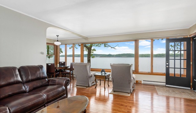 PAGEANT -Eagles Nest home with view of the Mississippi and Gorgeous Sunsets