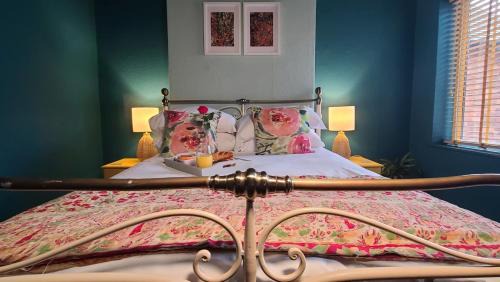 Paget Cottage a cosy and comfy 2 bedroom cottage with parking to the rear and a short drive from Cannock town centre