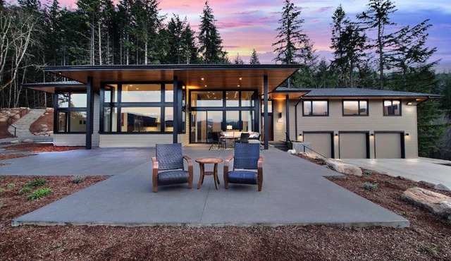 'Pahto's Retreat' Luxe White Salmon Home: Hot Tub