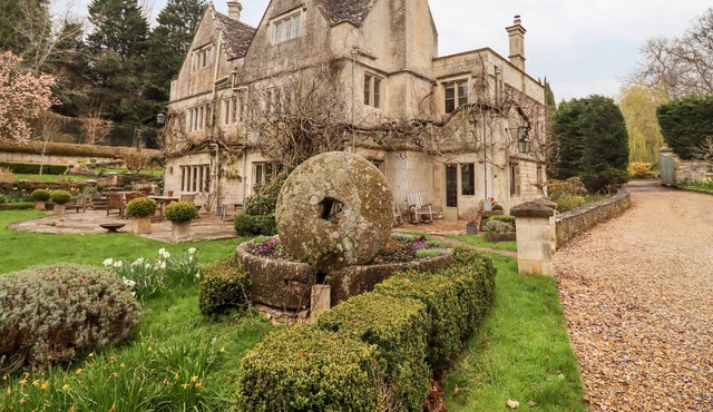 PAINSWICK MILL, pet friendly, character holiday cottage in Painswick