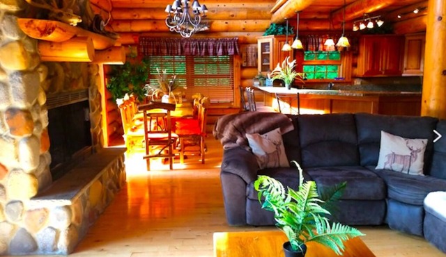 Paint Creek Lodge w/Hot Tub & Swimming Pond. 5 Bedroom Cabin