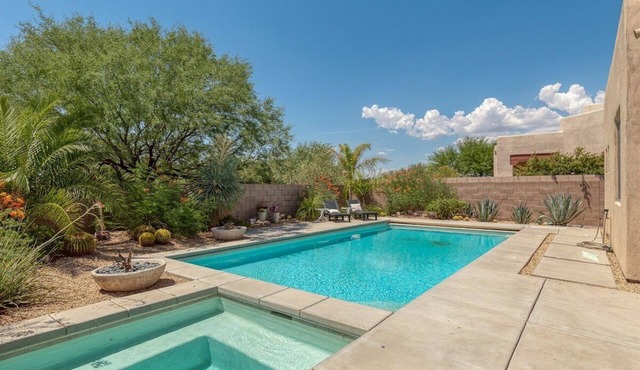 Painted Feather- Modern Beauty with Pool and Spa