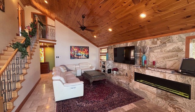 Painted Pines Lodge: Quiet 5BR w/Hot Tub*Arcade*Firepit*Sleeps 18!