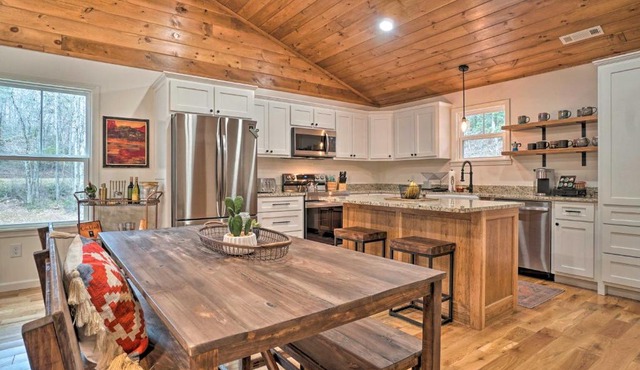 Painted Skies Upscale Getaway By Lake Burton!