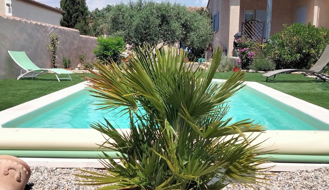 PAISIBLE VILLA WITH SWIMMING POOL AT THE FOOTS OF THE LUBERON for 6 people.