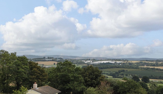 PALACE BUNGALOW, pet friendly, with open fire in St Weonards