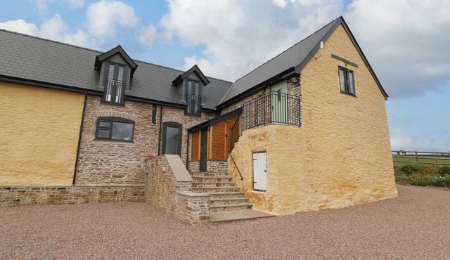 PALACE FARMHOUSE, pet friendly, with a garden in St Weonards