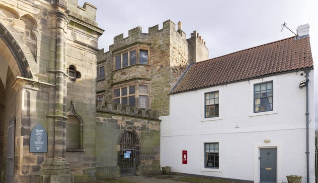 Palace Garden Cottage - Sleeping 6 Guests in 3 Bedrooms