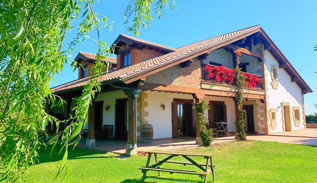 Palace house with pool. for 20 people in Cantabria, 9km from Santander.