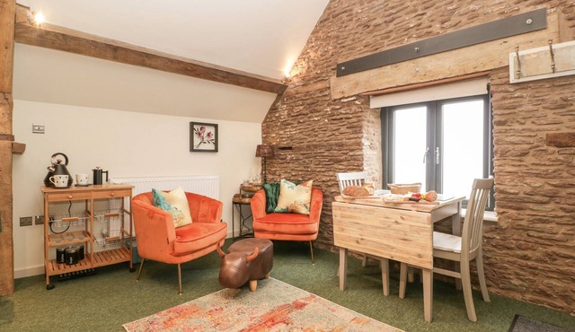 PALACE STUDIO, pet friendly, character holiday cottage in St Weonards