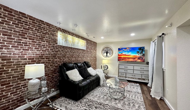 PALACE VILLA: Palace Villa: Central AC & modern, private yard