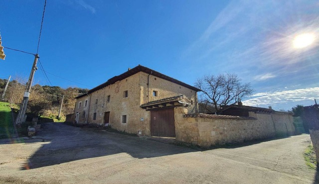 PALACIO CASA RURAL LOS LAMBREQUINES in Villacomparada de Rueda.
