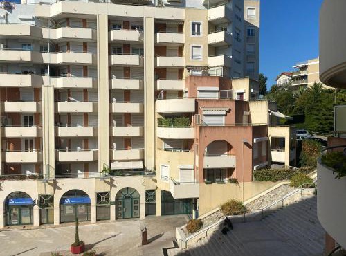 Palais des Arts, Proche Tram et Promenade