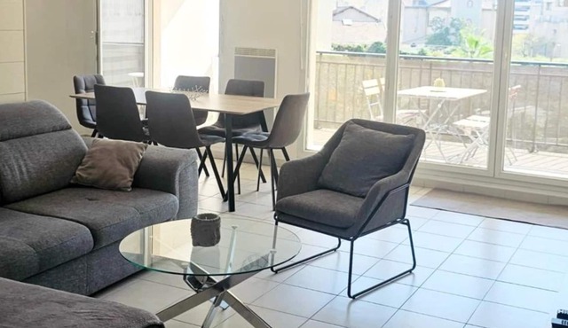 Palais Omnisport large apt with terrace