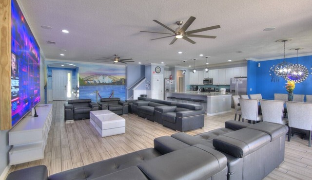 Palatial FOURTEEN-Bedroom in Solterra, 15 min to Disney!