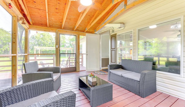 Palatka Hideaway w/Fireplace & Private Porch