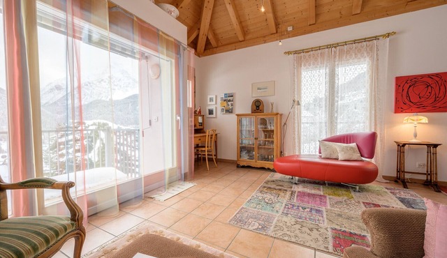 Palazzi Pratour: Spacious 4.5 room maisonette flat with views above the historic part of the village