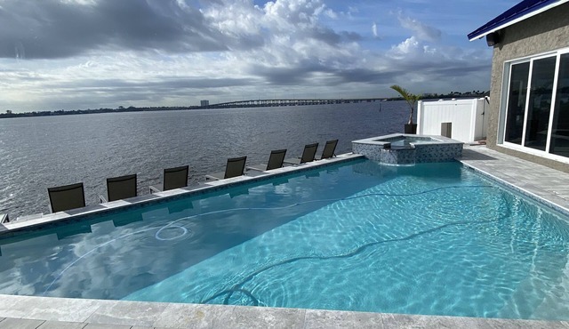 Palazzo Azzurro - Your own private waterfront resort!