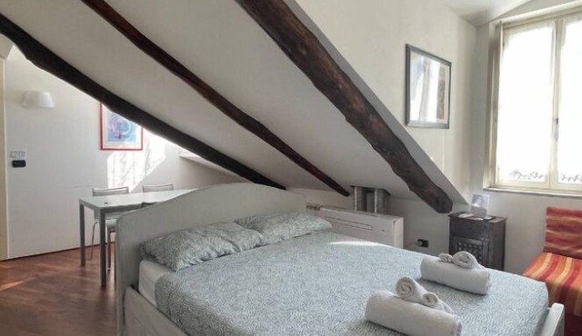 Palazzo Paesana: studio in a historic residence