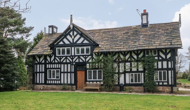 PALE FARM, family friendly, character holiday cottage in Macclesfield