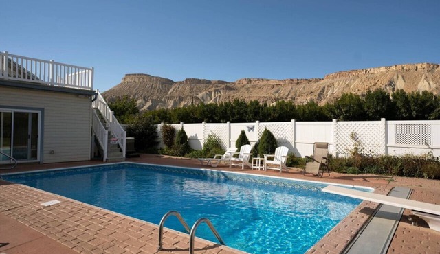 Palisade Peach Orchard Farmhouse w/Pool & Spa 18+