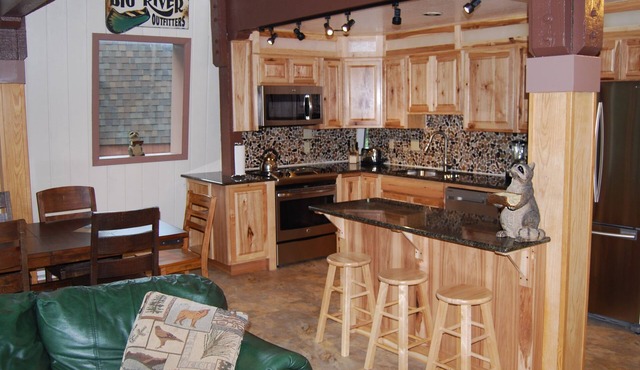 Palisades Tahoe Ski Getaway, private HOT TUB, Summer POOL, near Free Shuttles