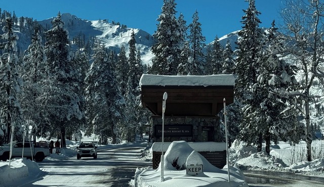 Palisades Tahoe- Everline Resort Slopeside with valley views! 1 Bd/1 bth/kitchen