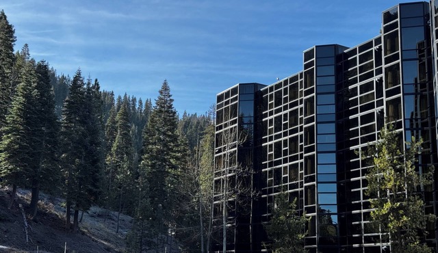 Palisades Tahoe Slopeside Skiing! - Everline Resort 2 Queen with Valley Views!