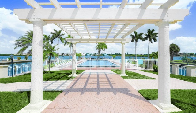 Palm Bay Luxury Resort! Private Beach, Hot Tub, Heated Pools, Tastefully Modern, Recently upgraded
